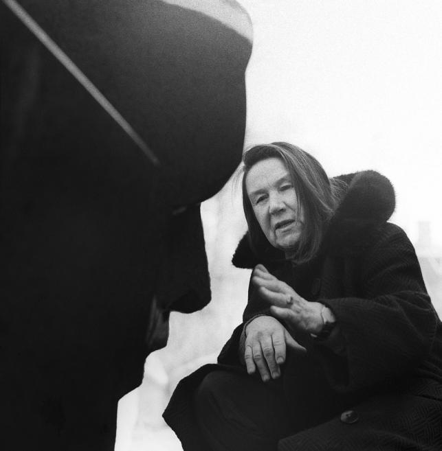 Sculptor Lea Dāvidova-Medene with her portrait of opera singer Jānis Zābers. Spring 1981. Photo: Uldis Briedis. Image from the archive of the Scientific Documentation Centre of the Latvian National Museum of Art
