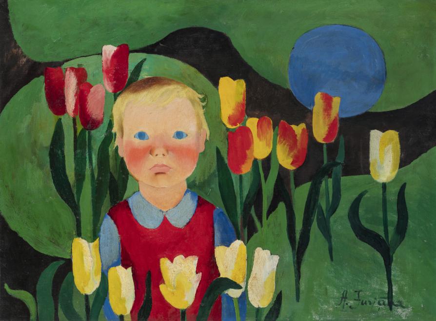 Bērns sēž tulpju dārzā. 