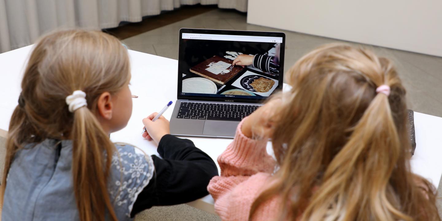 Latvijas Nacionālā mākslas muzeja attālinātās izglītības programma skolēniem “No-zīmes” tiek papildināta ar jaunām nodarbībām par dizaina nozīmību naudas veidošanas procesā