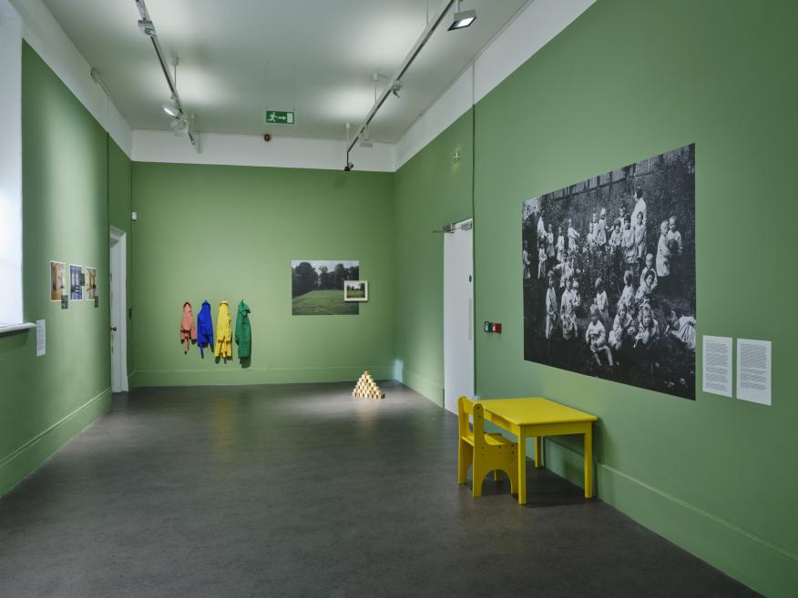 Ievas Epneres multimediālais darbs &ldquo;Zaļā skola&rdquo; izstādē &ldquo;Pa&scaron;noteik&scaron;anās: globālā perspektīva&rdquo; Īrijas Modernās mākslas muzejā (Austrumu spārna galerijās) Dublinā 2023./2024. Foto: <em>Ros Kavanagh</em>