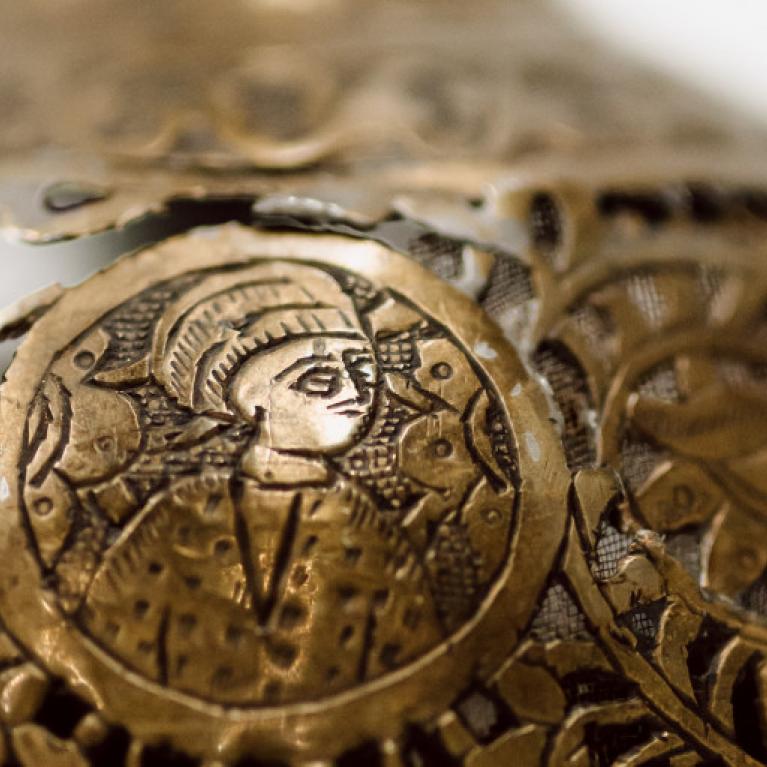 Aromātu kvēpināmais trauks. Fragments. Irāna, 19. gs. Cinks, vara pārklājums, bronza. LNMM kolekcija. Foto: Kristiāna Zelča