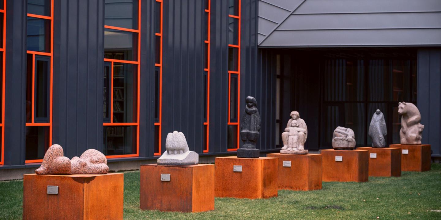 Pie Muzeju krātuves Latvijas Nacionālais mākslas muzejs atklāj jaunu pastāvīgo āra ekspozīciju “Mītpoētiskie tēli”