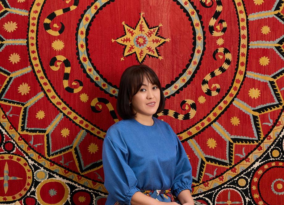 Madina Kasimbajeva (Madina Kasimbaeva), viena no vado&scaron;ajām uzbeku iz&scaron;uvējām un tekstilmākslas speciālistēm Uzbekistānā. Foto: Muhitdins Ali (Mukhitdin Ali)