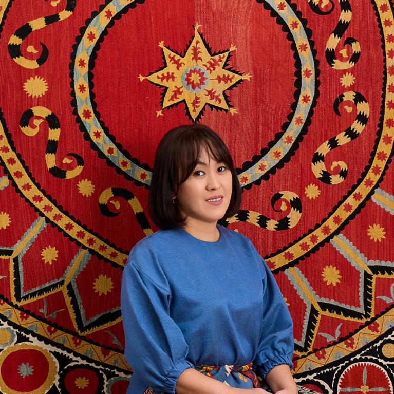 Madina Kasimbajeva (Madina Kasimbaeva), viena no vado&scaron;ajām uzbeku iz&scaron;uvējām un tekstilmākslas speciālistēm Uzbekistānā. Foto: Muhitdins Ali (Mukhitdin Ali)