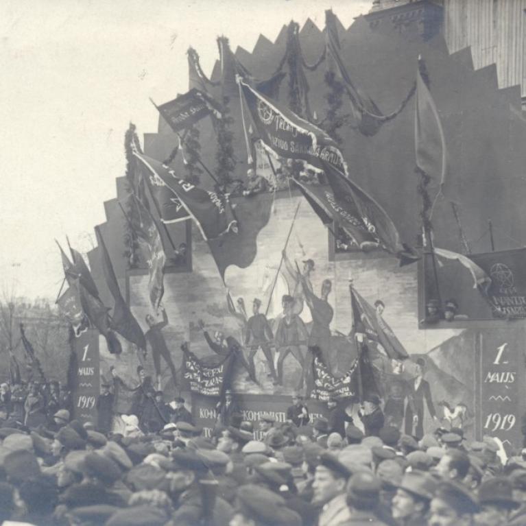 1. maija demonstrācija Esplanādē. Rīga. 1919. Fotogrāfs nezināms. Latvijas Kara muzeja kolekcija. Skenējums