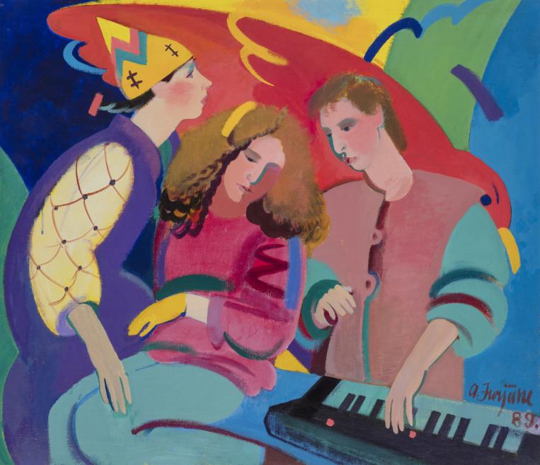 Aiz krāsaina, abstrakta fona stāv trīs cilvēki, viens spēlē sintizatoru.  