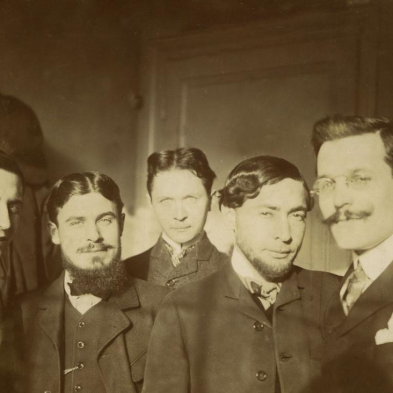 Gustavs &Scaron;ķilters ar draugiem māksliniekiem Parīzē. 1903. Fotogrāfija. LNMM kolekcija. Publicitātes foto