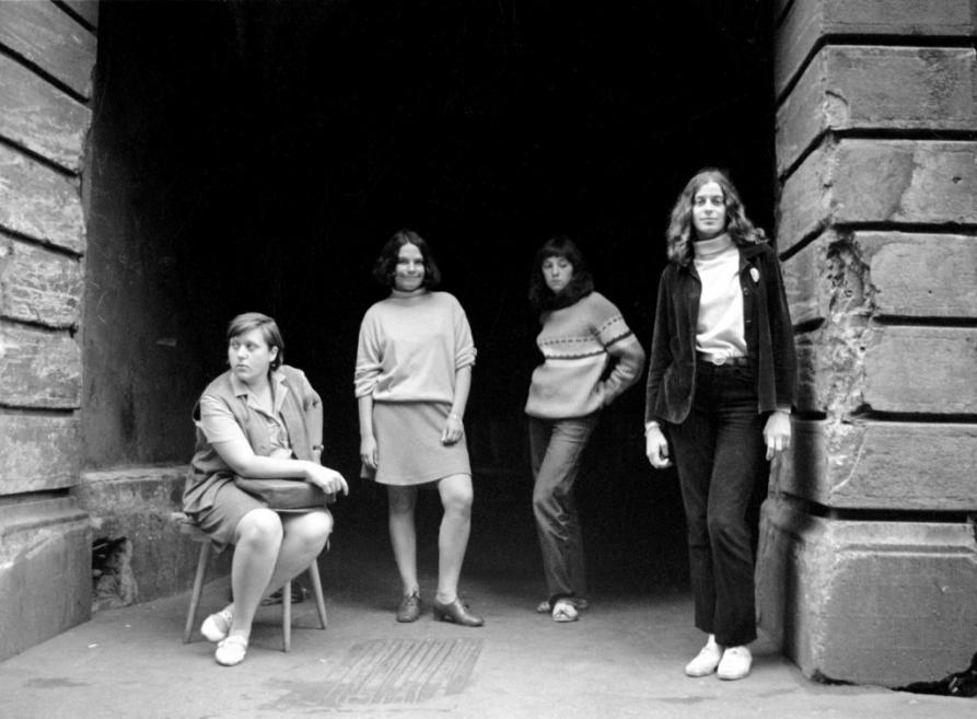 Māra Bra&scaron;mane. <em>Dzejniece Ināra Eglīte, māksliniece Ruta Kreica, Tamāra Dobrova, Ivonna Andersone</em>. 1968. Tintes druka. Autores īpa&scaron;ums. Publicitātes foto