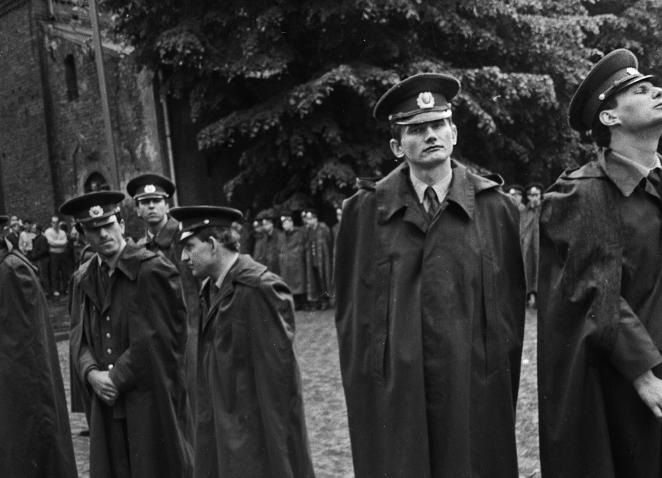 Melnbalta fotogrāfija ar karavīru rindu neatkarības atgūšanas laikā