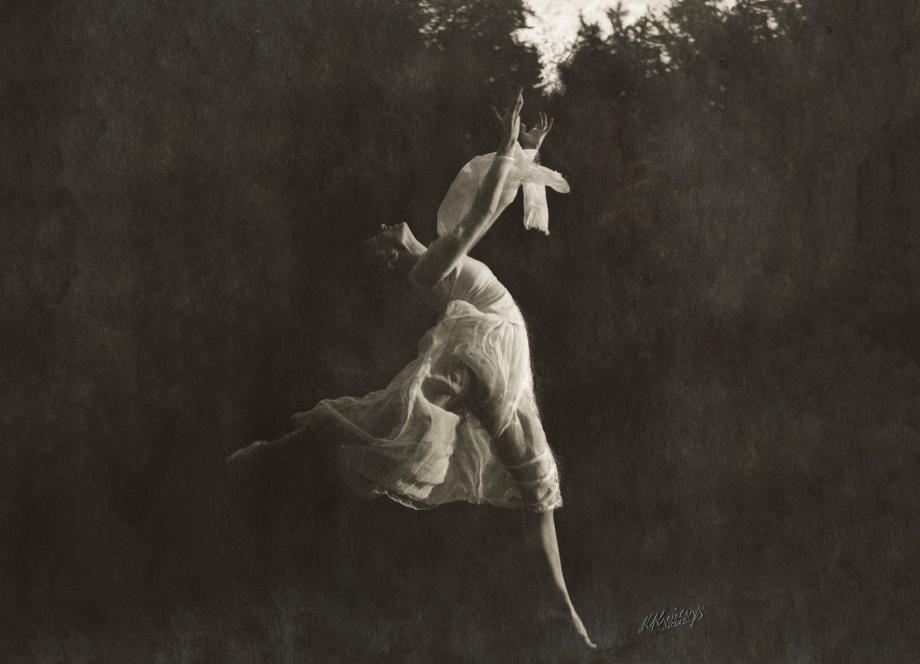 Dejotāja Beatrise Vīgnere. Portrets profilā, pilnā augumā, it kā lidojo&scaron;ā, plastiskās dejas pozā, ar basām kājām, brīvā dabā. Vasara, 1920. gadu otrā puse. Rakstniecības un mūzikas muzeja kolekcija. Foto: Kārlis Kreicbergs