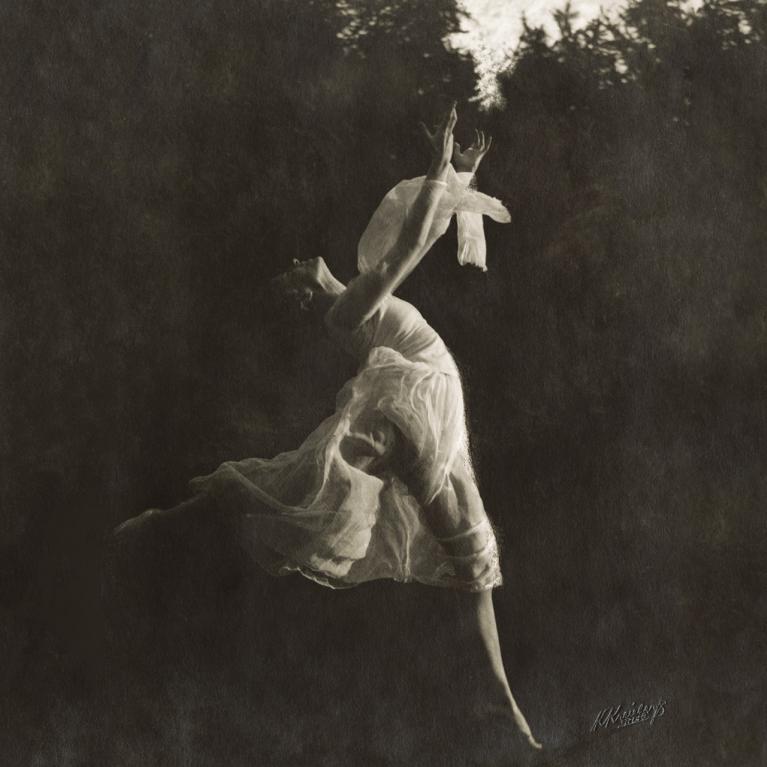 Dejotāja Beatrise Vīgnere. Portrets profilā, pilnā augumā, it kā lidojo&scaron;ā, plastiskās dejas pozā, ar basām kājām, brīvā dabā. Vasara, 1920. gadu otrā puse. Rakstniecības un mūzikas muzeja kolekcija. Foto: Kārlis Kreicbergs