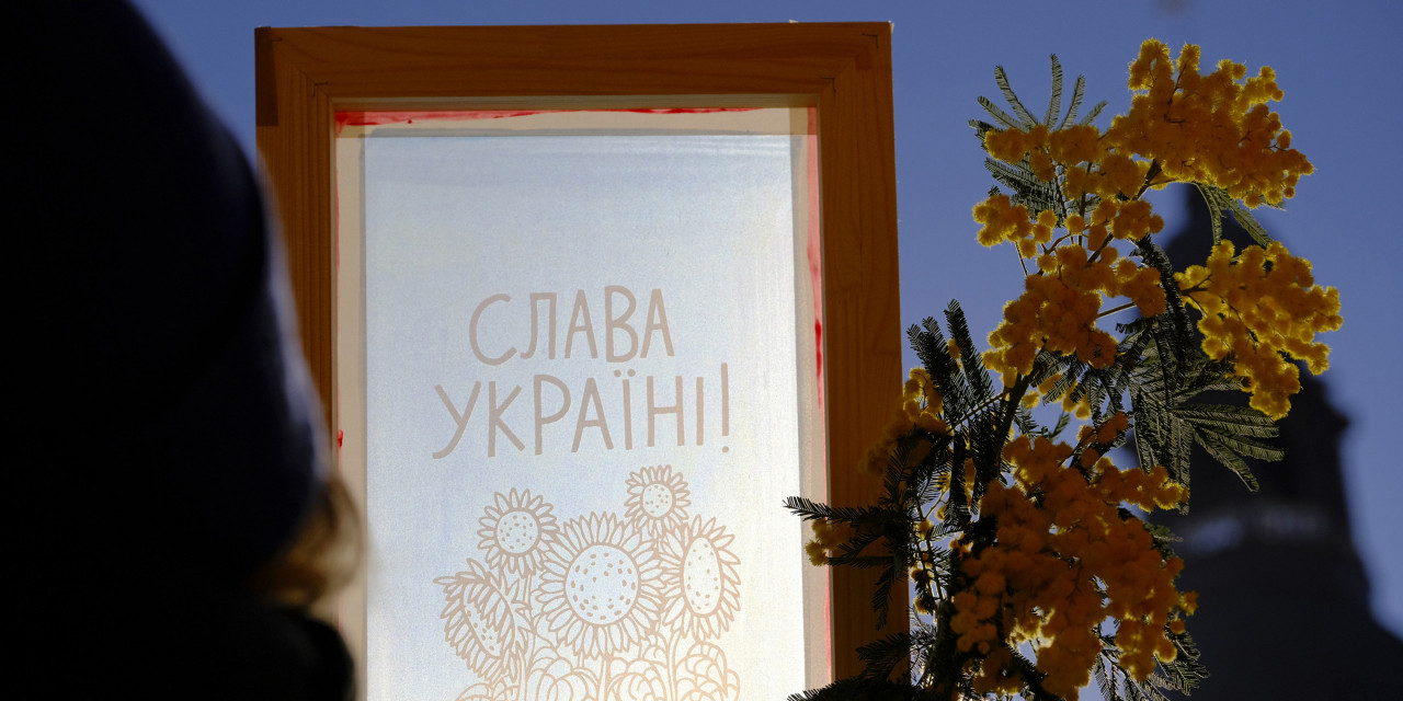 Sietspiedes siets ar saulespuķi un saukli ukraiņu valodā