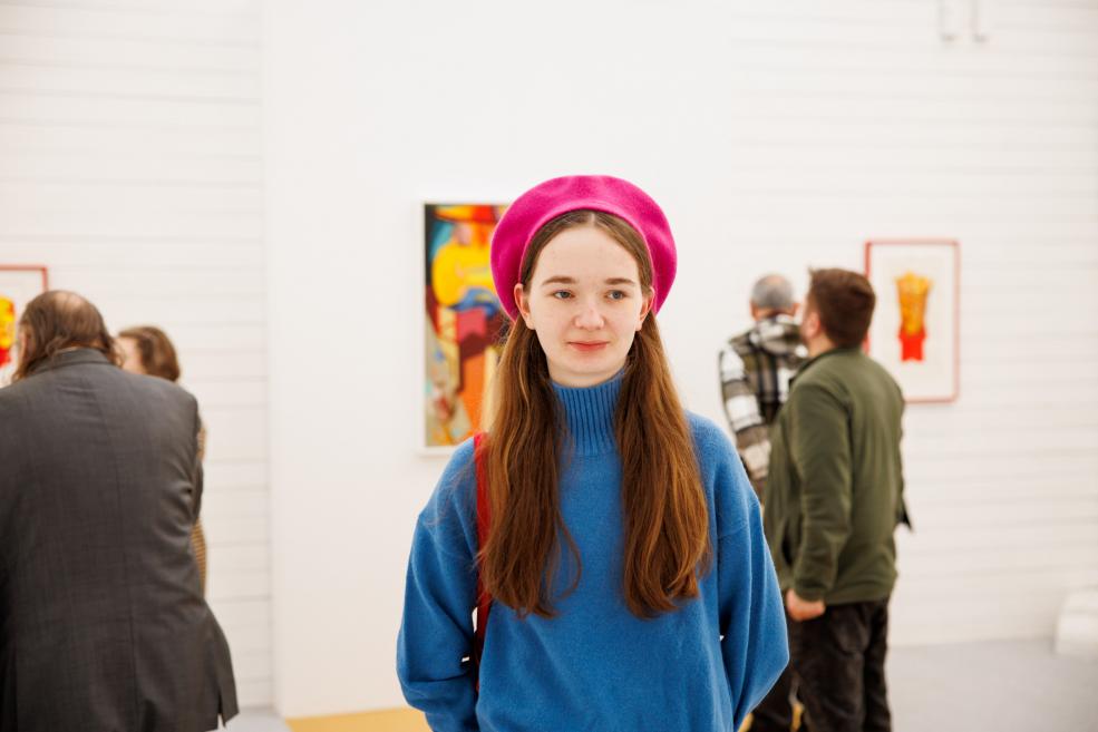 Exhibition visitor with a pink hat